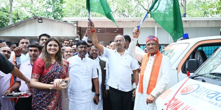 मुख्यमंत्री श्री साय ने पंडरिया क्षेत्र के लिए पांच निःशुल्क एम्बुलेंस को हरी झंडी दिखाकर रवाना किया 1 मुख्यमंत्री श्री साय ने पंडरिया क्षेत्र के लिए पांच निःशुल्क एम्बुलेंस को हरी झंडी दिखाकर रवाना किया