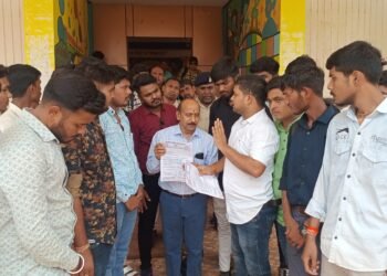 पांच सूत्रीय मांगों को लेकर एनएसयूआई ने पी जी कॉलेज मे किया प्रदर्शन,कुल सचिव के नाम प्राचार्य को सौपा ज्ञापन