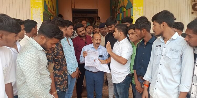 पांच सूत्रीय मांगों को लेकर एनएसयूआई ने पी जी कॉलेज मे किया प्रदर्शन,कुल सचिव के नाम प्राचार्य को सौपा ज्ञापन 1 पांच सूत्रीय मांगों को लेकर एनएसयूआई ने पी जी कॉलेज मे किया प्रदर्शन,कुल सचिव के नाम प्राचार्य को सौपा ज्ञापन