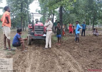 अतिक्रमण एवं अवैध जुताई करते 02 नग ट्रेक्टर जप्त किया गया।