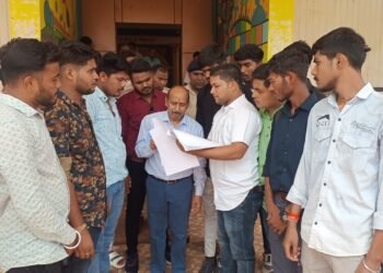 पांच सूत्रीय मांगों को लेकर एनएसयूआई ने पी जी कॉलेज मे किया प्रदर्शन,कुल सचिव के नाम प्राचार्य को सौपा ज्ञापन