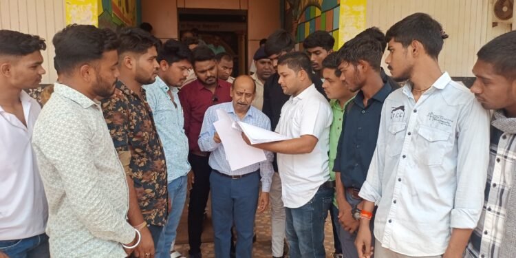 पांच सूत्रीय मांगों को लेकर एनएसयूआई ने पी जी कॉलेज मे किया प्रदर्शन,कुल सचिव के नाम प्राचार्य को सौपा ज्ञापन 1 पांच सूत्रीय मांगों को लेकर एनएसयूआई ने पी जी कॉलेज मे किया प्रदर्शन,कुल सचिव के नाम प्राचार्य को सौपा ज्ञापन