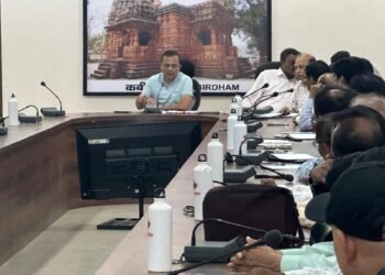 कलेक्टर  जनमेजय महोबे ने प्री.बी.एड तथा प्री.डी.एल.एड परीक्षा की तैयारियों की समीक्षा की