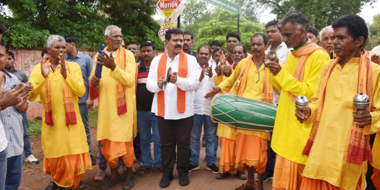 उपमुख्यमंत्री विजय शर्मा ने श्री रामलला के दर्शन कर वापस कवर्धा पहुंचे श्रद्धालुओं का सीताराम संकीर्तन मंडली के साथ किया अभूतपूर्व स्वागत 1 उपमुख्यमंत्री विजय शर्मा ने श्री रामलला के दर्शन कर वापस कवर्धा पहुंचे श्रद्धालुओं का सीताराम संकीर्तन मंडली के साथ किया अभूतपूर्व स्वागत