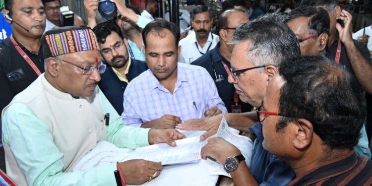 रायपुर : मुख्यमंत्री  विष्णु देव साय से मिलने जनदर्शन में पहुंचे हजारों लोग