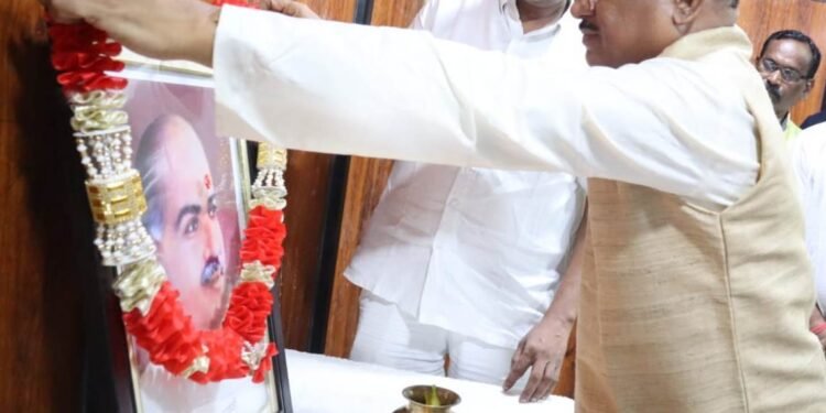 रायपुर : डॉ. श्यामाप्रसाद मुखर्जी की जयंती पर मुख्यमंत्री साय ने उनके चित्र पर माल्यार्पण कर किया नमन 1 रायपुर : डॉ. श्यामाप्रसाद मुखर्जी की जयंती पर मुख्यमंत्री साय ने उनके चित्र पर माल्यार्पण कर किया नमन