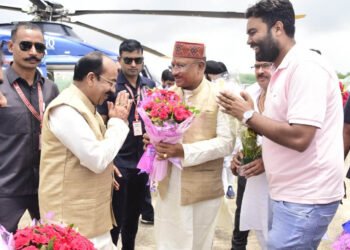 रायपुर : मुख्यमंत्री  विष्णुदेव साय का हेलीपैड पर स्वागत मुख्यमंत्री  विष्णु देव साय