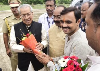 रायपुर : राज्यपाल  विश्वभूषण हरिचंदन का हेलीपैड पर स्वागत