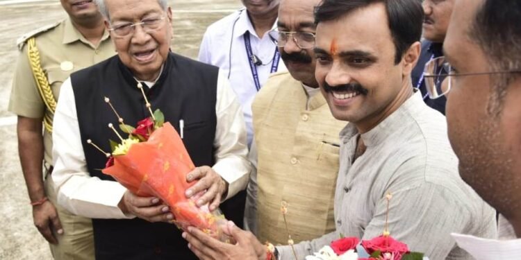 रायपुर : राज्यपाल विश्वभूषण हरिचंदन का हेलीपैड पर स्वागत 1 रायपुर : राज्यपाल  विश्वभूषण हरिचंदन का हेलीपैड पर स्वागत