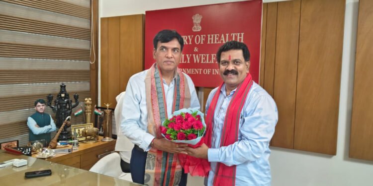 रायपुर : उपमुख्यमंत्री  विजय शर्मा ने केंद्रीय स्वास्थ्य मंत्री डॉ मनसुख मांडविया से की सौजन्य भेंट