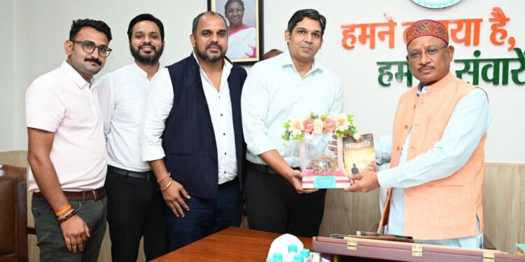 रायपुर : मुख्यमंत्री  साय को डॉ पंकज द्विवेदी ने भेंट की अपनी स्वरचित किताब ‘द पॉसिबिलिटी’