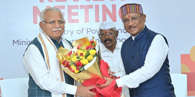 रायपुर : केंद्रीय विद्युत, आवास एवं शहरी मामलों के मंत्री  मनोहर लाल और मुख्यमंत्री  विष्णु देव साय मंत्रालय में ले रहे हैं समीक्षा बैठक