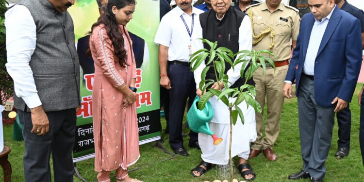 रायपुर : राज्यपाल  हरिचंदन ने ‘एक पेड़ माँ के नाम‘ अभियान के तहत किया पौधरोपण
