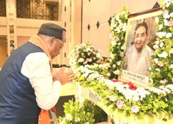 रायपुर : मुख्यमंत्री  विष्णु देव साय और केंद्रीय ऊर्जा मंत्री  मनोहरलाल खट्टर ने स्वर्गीय  महेंद्र सिंह कलचुरी की शोक सभा में शामिल होकर श्रद्धांजलि दी