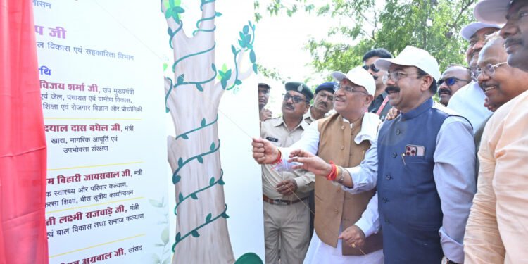 रायपुर : मुख्यमंत्री विष्णु देव साय ने ‘एक पेड़ मां के नाम’ महा वृक्षारोपण अभियान-2024 का किया शुभारंभ 1 रायपुर : मुख्यमंत्री विष्णु देव साय ने ‘एक पेड़ मां के नाम’ महा वृक्षारोपण अभियान-2024 का किया शुभारंभ