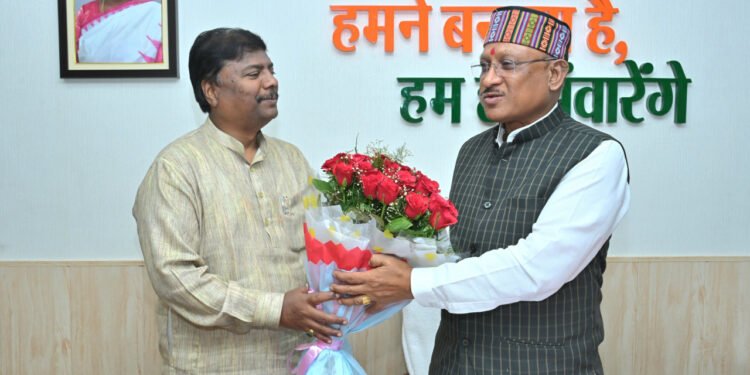 रायपुर : मुख्यमंत्री से वनमंत्री केदार कश्यप ने की सौजन्य मुलाकात 1 रायपुर : मुख्यमंत्री से वनमंत्री केदार कश्यप ने की सौजन्य मुलाकात