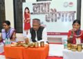 रायपुर : जब मितानिन दीदियों के साथ पंगत में बैठकर मुख्यमंत्री ने किया भोजन