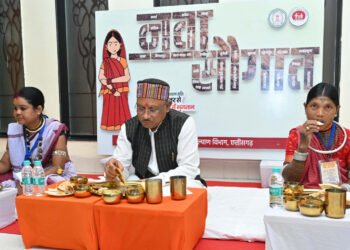 रायपुर : जब मितानिन दीदियों के साथ पंगत में बैठकर मुख्यमंत्री ने किया भोजन