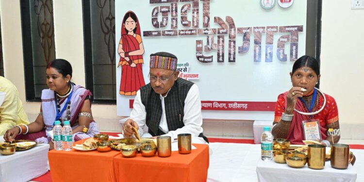 रायपुर : जब मितानिन दीदियों के साथ पंगत में बैठकर मुख्यमंत्री ने किया भोजन