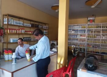 रायपुर : खाद दुकानों में मिली अनियमितता, 3 दुकानों को नोटिस जारी