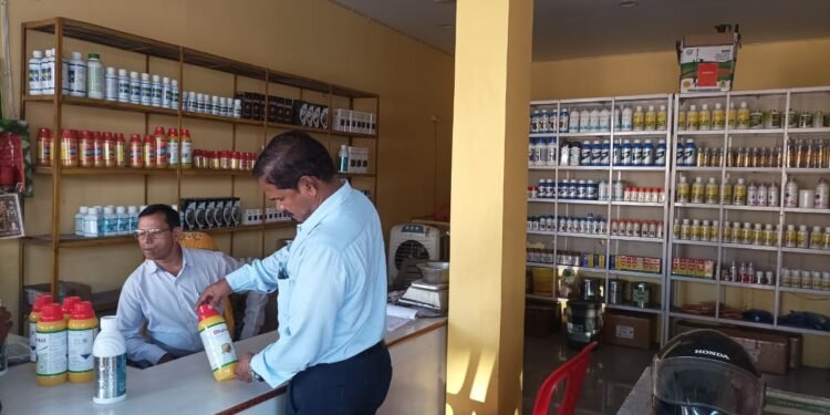 रायपुर : खाद दुकानों में मिली अनियमितता, 3 दुकानों को नोटिस जारी