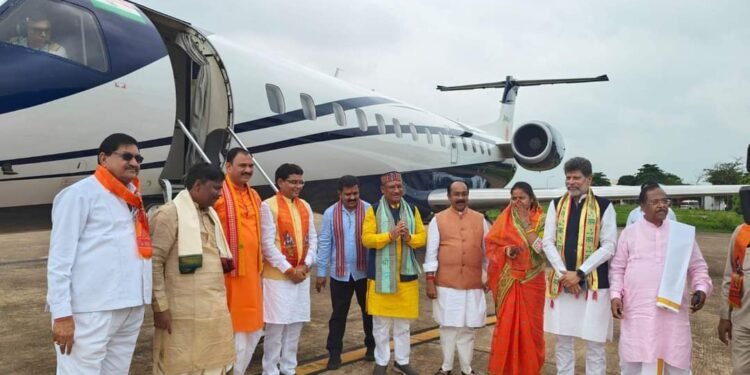 रायपुर : मुख्यमंत्री विष्णु देव साय और पूरा मंत्रिमण्डल राम काज और राम भक्ति की गहरी भावना जय श्री राम के जयघोष के साथ भांचा राम के दर्शन के लिए अयोध्या धाम रवाना 1 रायपुर : मुख्यमंत्री विष्णु देव साय और पूरा मंत्रिमण्डल राम काज और राम भक्ति की गहरी भावना जय श्री राम के जयघोष के साथ भांचा राम के दर्शन के लिए अयोध्या धाम रवाना