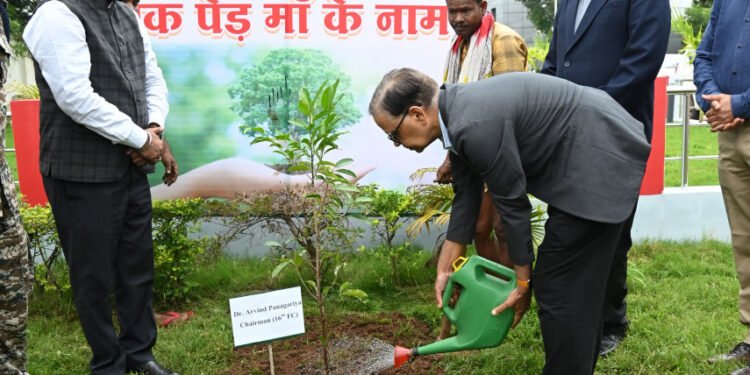 रायपुर : 16 वें वित्त आयोग के अध्यक्ष सहित सदस्यों ने पंचायत प्रतिनिधियों से की चर्चा