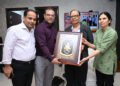 रायपुर : केंद्रीय वित्त आयोग के अध्यक्ष  अरविंद पनगढ़िया तथा वित्तआयोग के सदस्यों को स्वामी विवेकानंद विमानतल पर स्मृति चिन्ह भेंट कर दी गई बिदाई