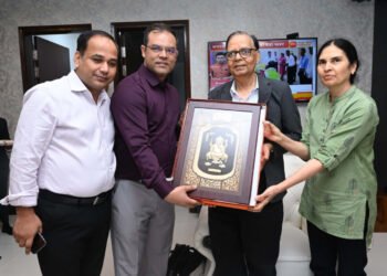 रायपुर : केंद्रीय वित्त आयोग के अध्यक्ष  अरविंद पनगढ़िया तथा वित्तआयोग के सदस्यों को स्वामी विवेकानंद विमानतल पर स्मृति चिन्ह भेंट कर दी गई बिदाई