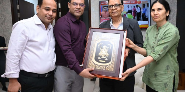 रायपुर : केंद्रीय वित्त आयोग के अध्यक्ष  अरविंद पनगढ़िया तथा वित्तआयोग के सदस्यों को स्वामी विवेकानंद विमानतल पर स्मृति चिन्ह भेंट कर दी गई बिदाई