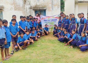 सूरजपुर : ‘एक पेड़ मां के नाम’ अभियान के तहत पतरापाली में बच्चों ने किया वृक्षारोपण