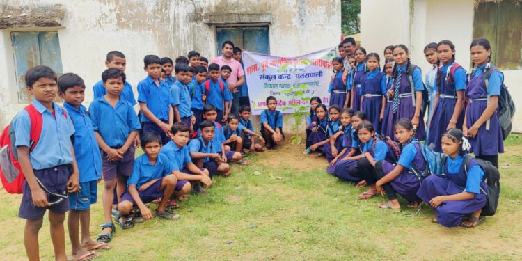 सूरजपुर : 'एक पेड़ मां के नाम' अभियान के तहत पतरापाली में बच्चों ने किया वृक्षारोपण 1 सूरजपुर : ‘एक पेड़ मां के नाम’ अभियान के तहत पतरापाली में बच्चों ने किया वृक्षारोपण