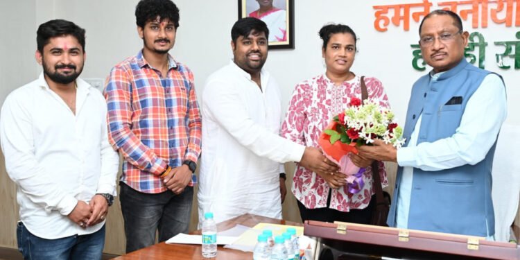 रायपुर : मुख्यमंत्री साय से पर्वतारोही निशु सिंह ने की सौजन्य मुलाकात 1 रायपुर : मुख्यमंत्री साय से पर्वतारोही निशु सिंह ने की सौजन्य मुलाकात