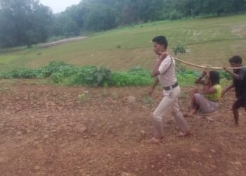 रायपुर : पुलिस के जवान ने पेश की मानवता की मिसाल : प्रसव पीड़ा के दर्द से तड़पती महिला को कांवर से उठाकर पहुंचाया अस्पताल