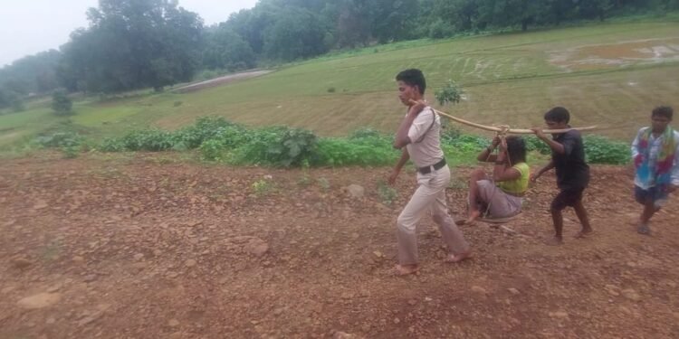 रायपुर : पुलिस के जवान ने पेश की मानवता की मिसाल : प्रसव पीड़ा के दर्द से तड़पती महिला को कांवर से उठाकर पहुंचाया अस्पताल