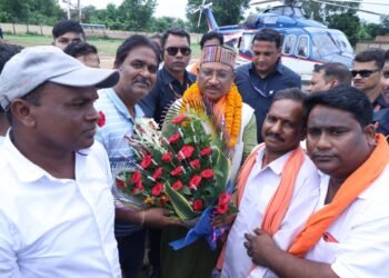 रायपुर : मुख्यमंत्री के महापल्ली हेलीपेड पहुंचने पर आत्मीय स्वागत