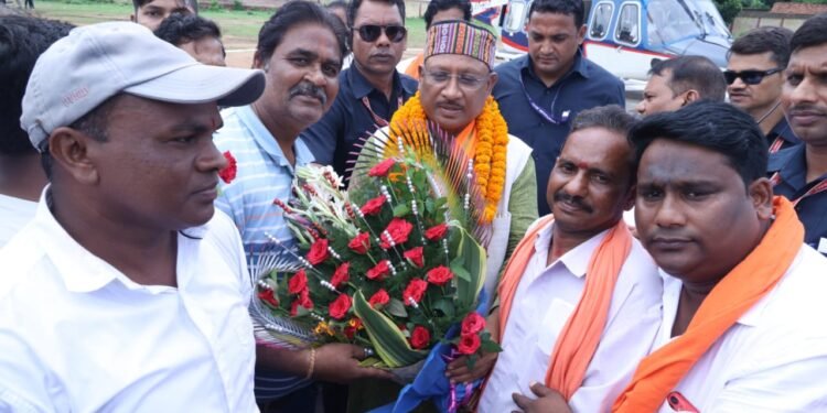 रायपुर : मुख्यमंत्री के महापल्ली हेलीपेड पहुंचने पर आत्मीय स्वागत