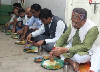 रायपुर : मुख्यमंत्री विष्णु देव साय ने पंगत में बैठकर भंडारा प्रसाद ग्रहण किया 9 रायपुर : मुख्यमंत्री विष्णु देव साय ने पंगत में बैठकर भंडारा प्रसाद ग्रहण किया