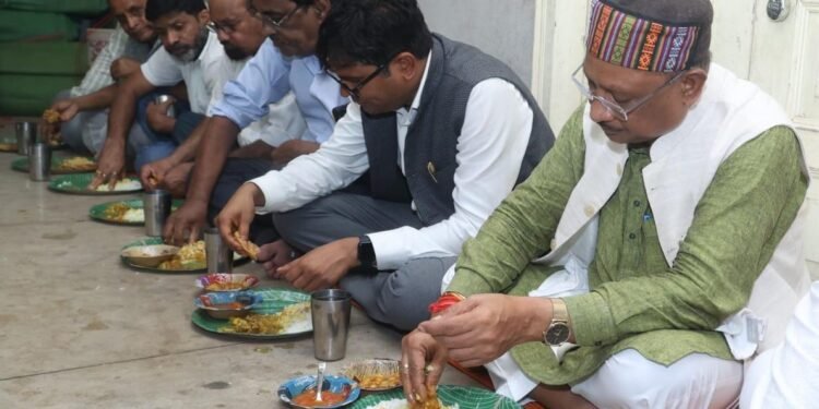 रायपुर : मुख्यमंत्री विष्णु देव साय ने पंगत में बैठकर भंडारा प्रसाद ग्रहण किया 1 रायपुर : मुख्यमंत्री विष्णु देव साय ने पंगत में बैठकर भंडारा प्रसाद ग्रहण किया