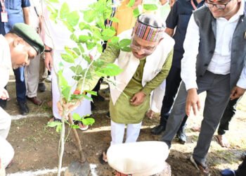 रायपुर : मुख्यमंत्री विष्णुदेव साय ने अघोर गुरु पीठ ब्रह्मनिष्ठालय परिसर में करंज का पौधा रोपा 10 रायपुर : मुख्यमंत्री विष्णुदेव साय ने अघोर गुरु पीठ ब्रह्मनिष्ठालय परिसर में करंज का पौधा रोपा
