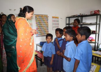 रायपुर : मंत्री  लक्ष्मी राजवाड़े ने शासकीय प्राथमिक शाला भींजपुर पहुंचकर किया अवलोकन