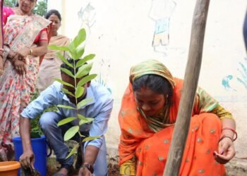 रायपुर : एक पेड़ माँ के नाम : महिला एवं बाल विकास मंत्री  लक्ष्मी राजवाड़े ने किया पौधारोपण
