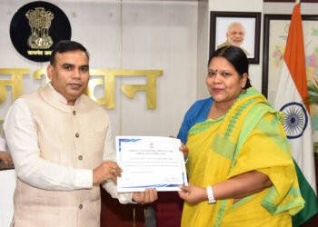 रायपुर : अतिविशिष्ट व्यक्तियों के आगमन पर उत्कृष्ट सेवा कार्य के लिए राजभवन के अधिकारियों-कर्मचारियों का सम्मान