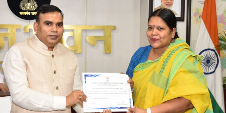 रायपुर : अतिविशिष्ट व्यक्तियों के आगमन पर उत्कृष्ट सेवा कार्य के लिए राजभवन के अधिकारियों-कर्मचारियों का सम्मान