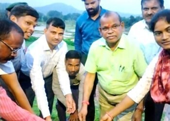 बलरामपुर : संभागायुक्त ने ग्राम पंचायत ठरकी में लगाई जन चौपाल