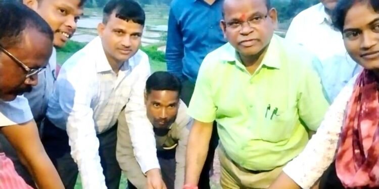 बलरामपुर : संभागायुक्त ने ग्राम पंचायत ठरकी में लगाई जन चौपाल 1 बलरामपुर : संभागायुक्त ने ग्राम पंचायत ठरकी में लगाई जन चौपाल