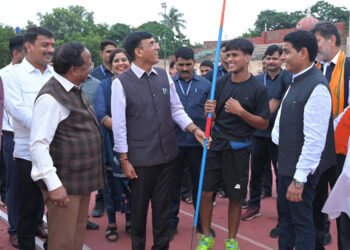 रायपुर : केंद्रीय खेल मंत्री जैवलिन थ्रो खिलाड़ी के प्रतिभा के हुए कायल
