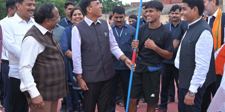 रायपुर : केंद्रीय खेल मंत्री जैवलिन थ्रो खिलाड़ी के प्रतिभा के हुए कायल