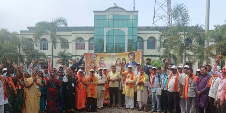 कवर्धा : राम लला और काशी विश्वनाथ मंदिर का दर्शन मनोकामना पूरी होने जैसी : जिले के श्रद्धालु 1 कवर्धा :  राम लला और काशी विश्वनाथ मंदिर का दर्शन मनोकामना पूरी होने जैसी : जिले के श्रद्धालु