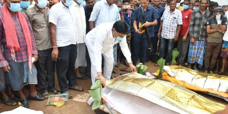 रायपुर : खाद्य मंत्री बघेल ने कुएं में जहरीली गैस से मृतकों के परिजनों से मुलाकात की 1 रायपुर : खाद्य मंत्री  बघेल ने कुएं में जहरीली गैस से मृतकों के परिजनों से मुलाकात की